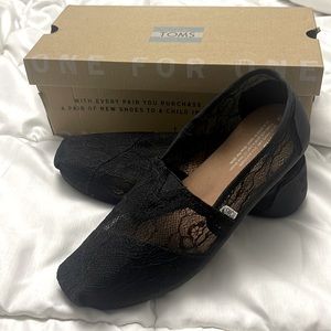 TOMS lace slip on shoes. Great condition. Size 8